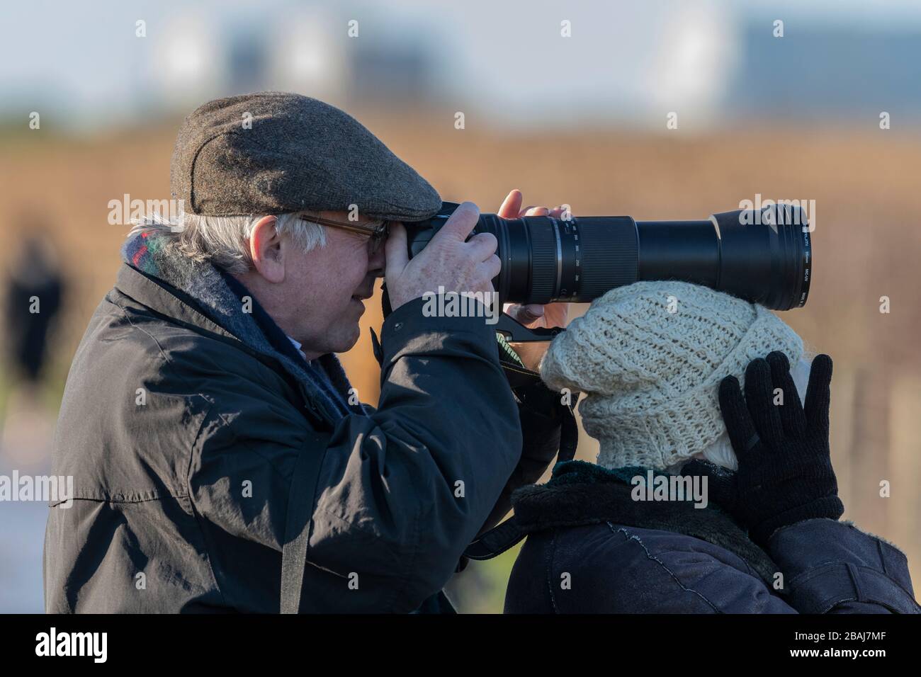 Nuova forma di supporto per la fotocamera - utilizzando la testa della moglie come supporto. Foto Stock