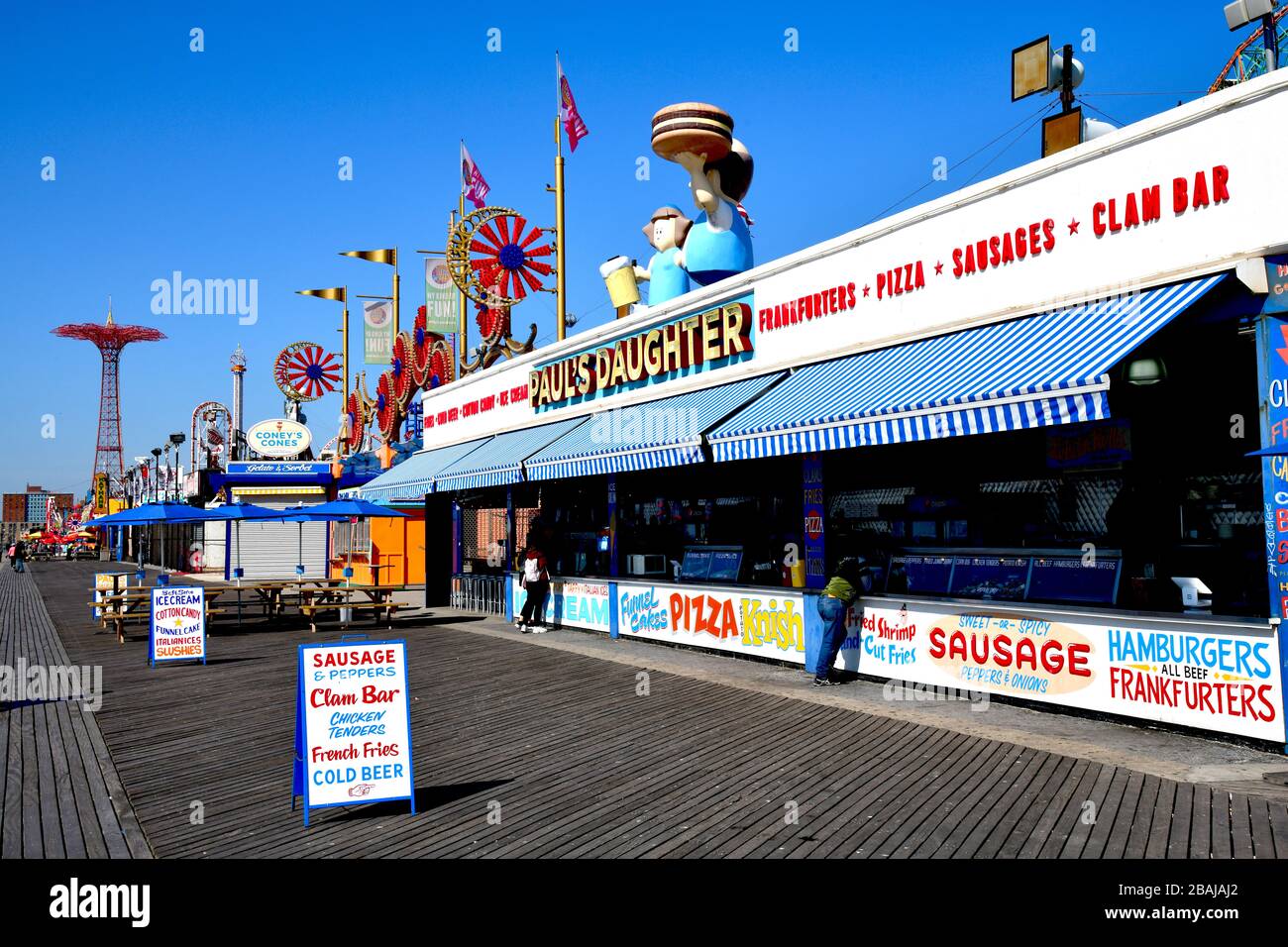 Chiosco colorato sul lungomare di Coney Island New York, inclusa la figlia di Paul Foto Stock