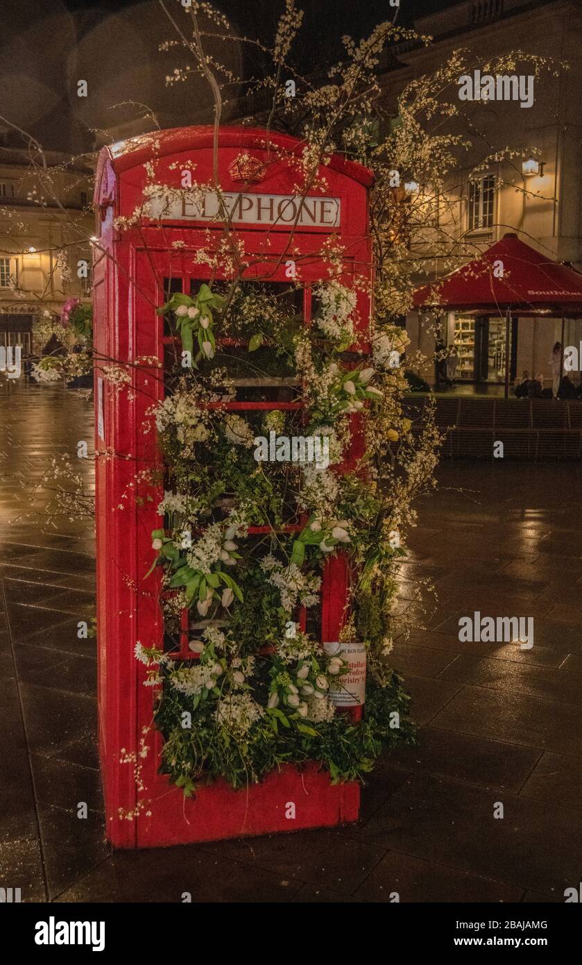 Telefono-box decorato in stile floreale a Bath, Somerset. Foto Stock