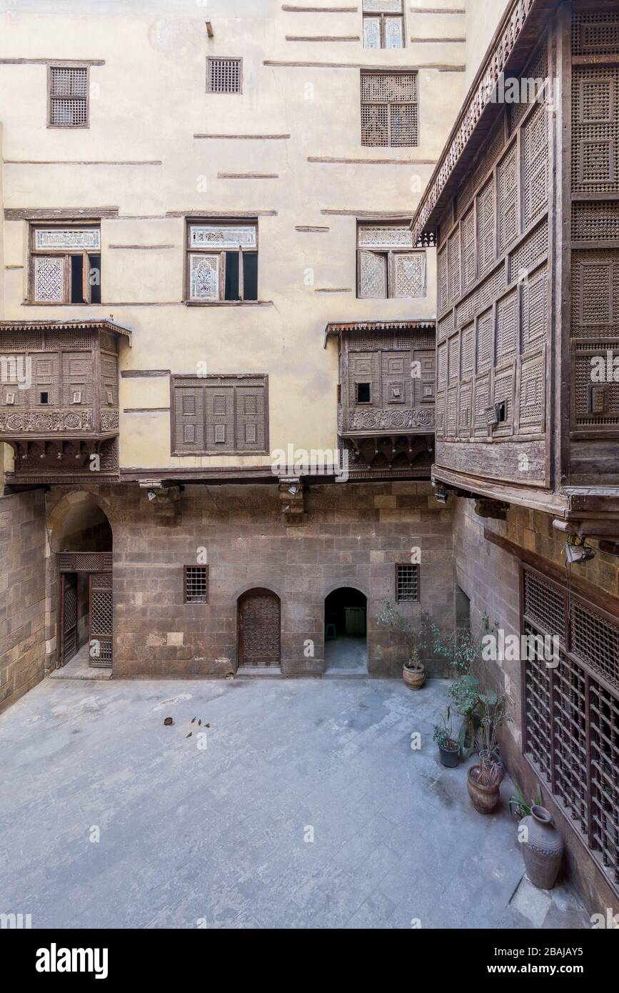 Facciata di epoca ottomana storica casa di Zeinab Khatoun con finestre in legno Oriel - Mashrabiya - situato nel quartiere di Azhar, il Cairo medievale, Egitto Foto Stock