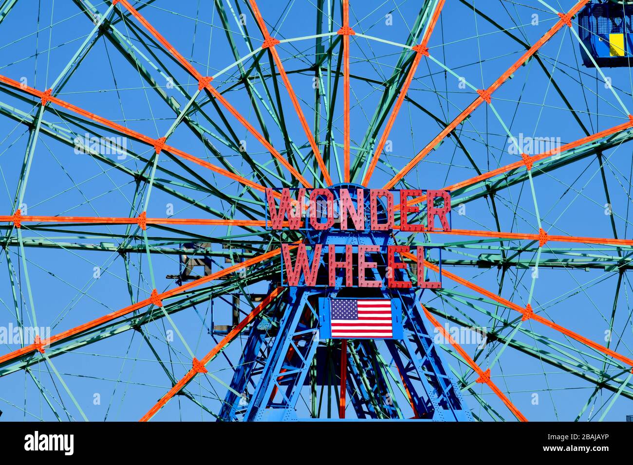 Vista ravvicinata di una sezione di una delle attrazioni della Wonder Wheel sull'iconica Coney Island con i suoi amusemen Foto Stock