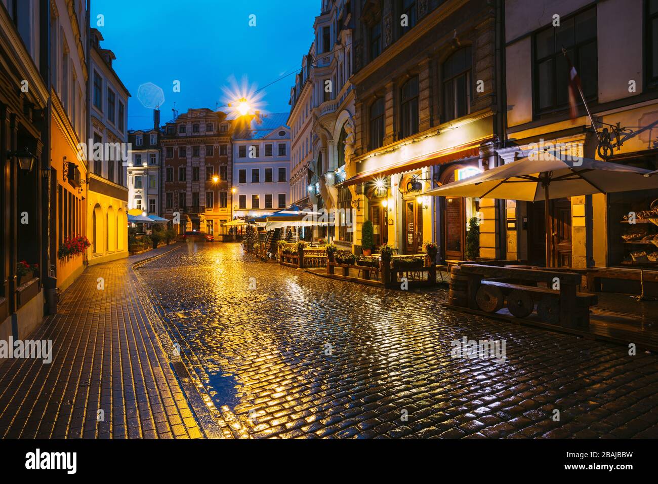 Riga, Lettonia. Tradizionale Cafe in illuminazione di sera o illuminazione notturna nella Città Vecchia in Tirgonu Street. Foto Stock