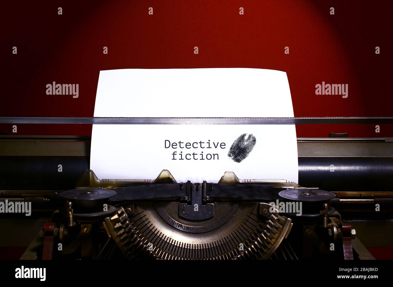 Fiction detective di ortografia del typewriter sulla carta con la stampa del dito Foto Stock
