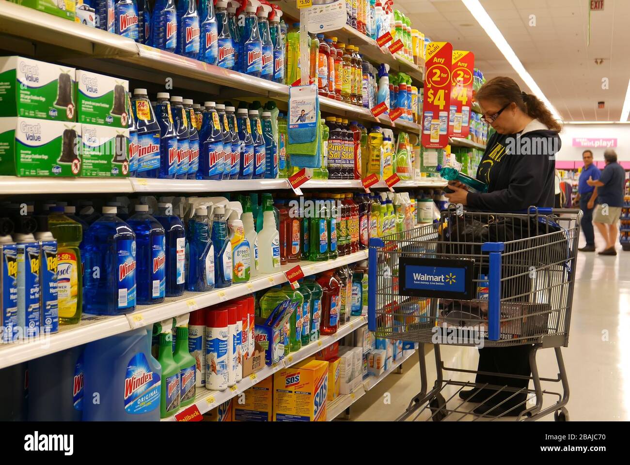 Donna che acquista il prodotto di pulizia all'interno del negozio Walmart Foto Stock