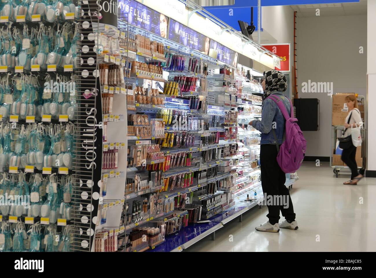 Donna che guarda prodotti di bellezza e di salute nel negozio Walmart Foto Stock