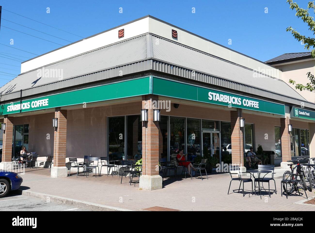 Negozio davanti alla caffetteria Starbucks nella giornata di sole a Coquitlam Canada Foto Stock