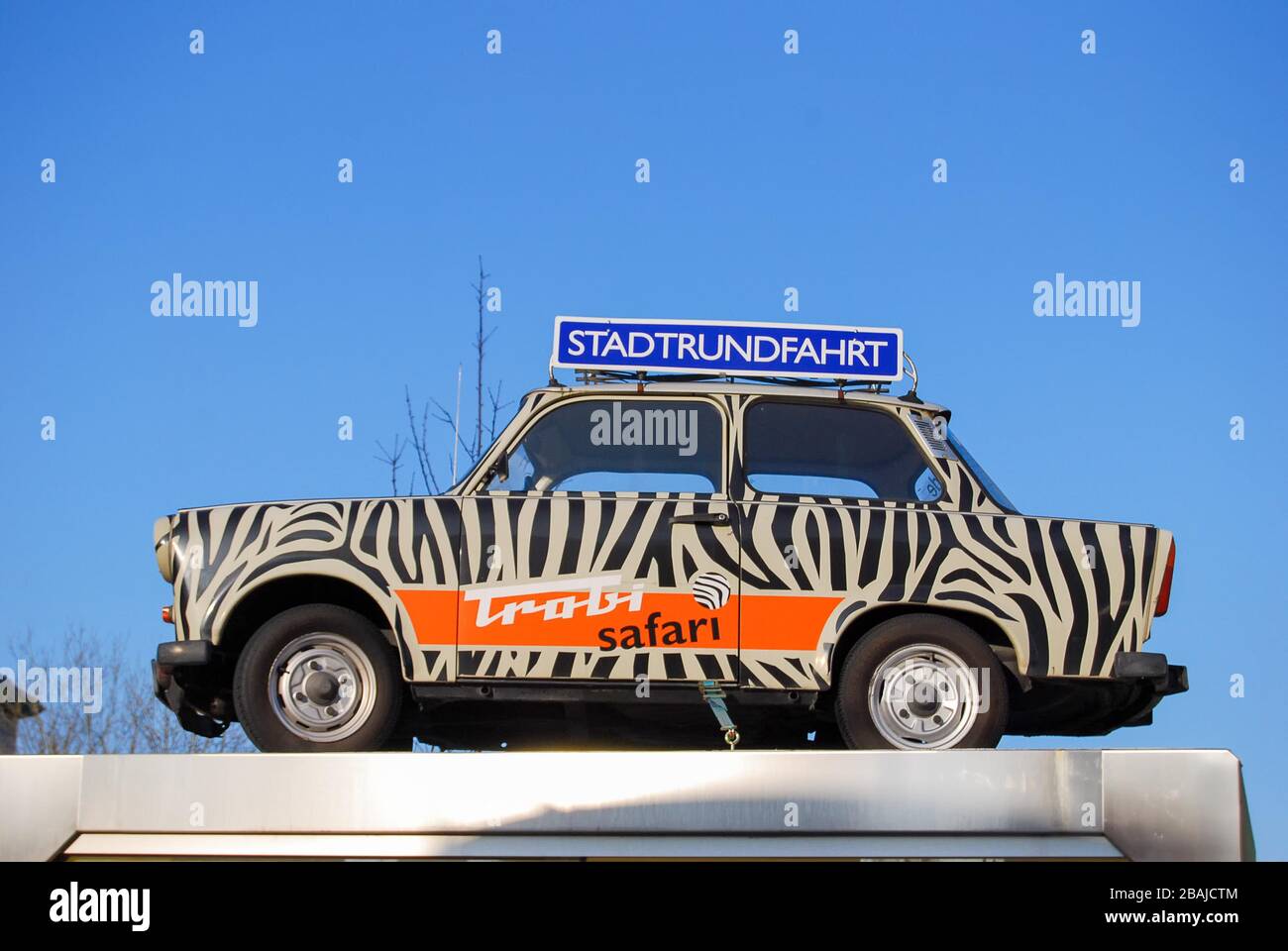 Un classico Trabant (Trabbi) tedesco-orientale a Berlino, Germania Foto Stock