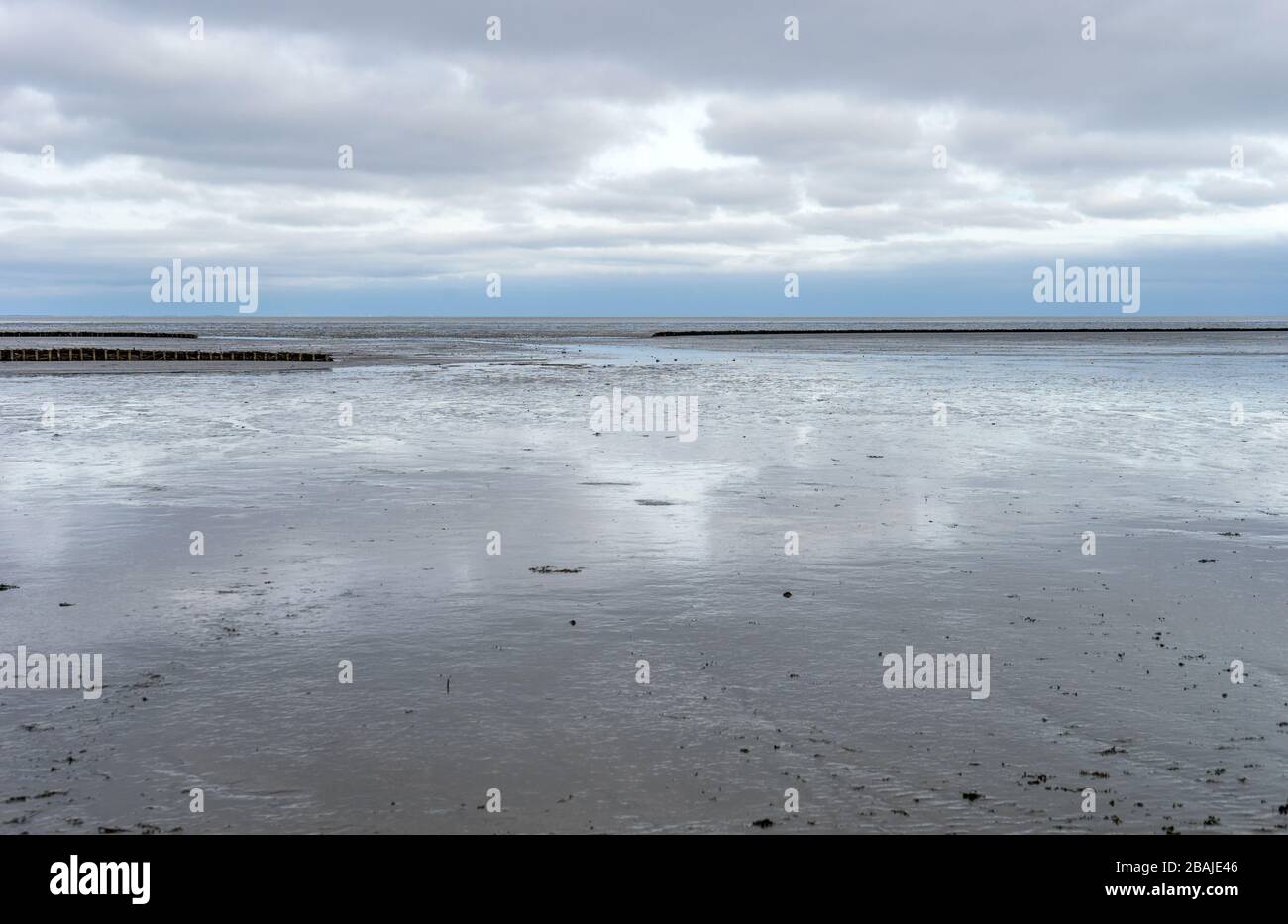 Vista del fango piatto sull'isola di Sylt con cielo nuvoloso Foto Stock