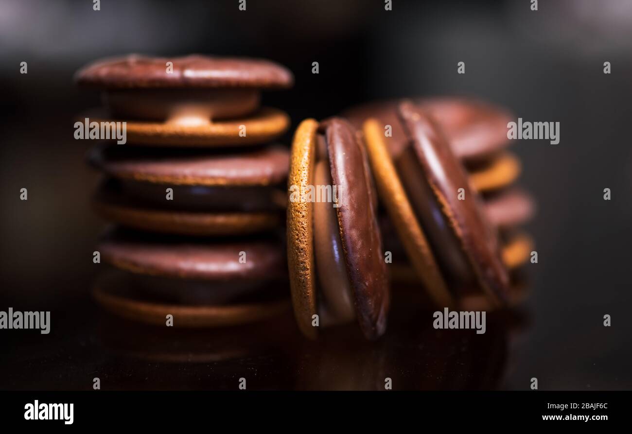 Biscotti dolci con crema di nocciole al cioccolato dessert a tre strati Foto Stock