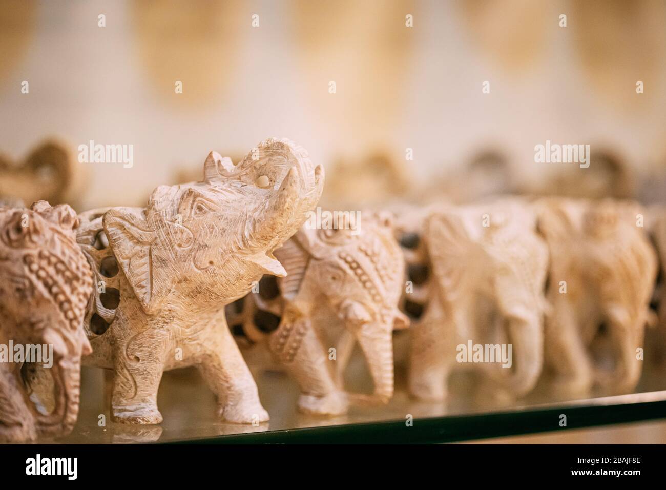 Goa, India. Souvenir dell'elefante di pietra sullo scaffale in negozio. Beni per i turisti. Foto Stock