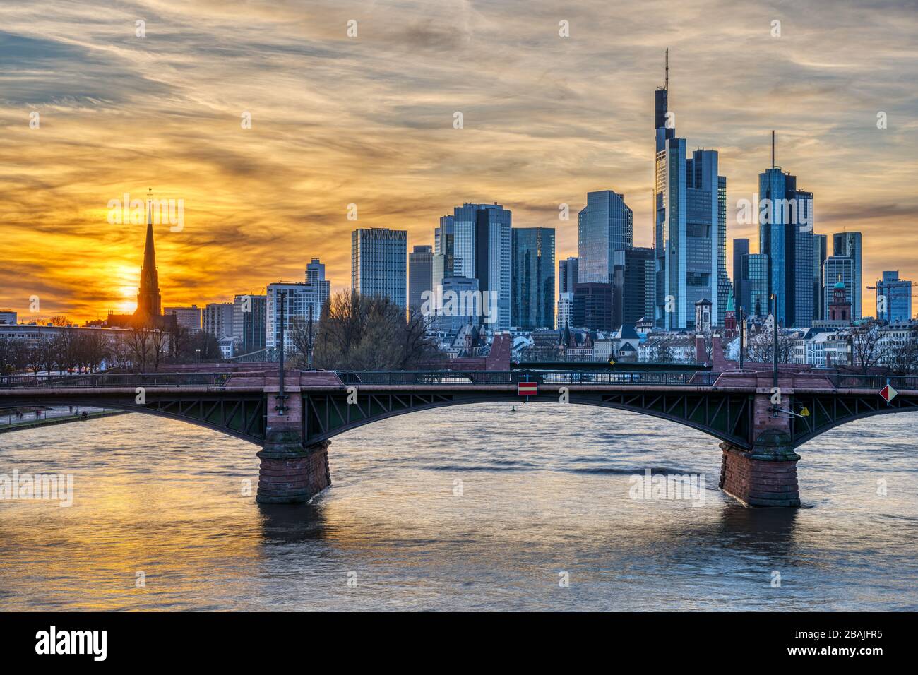 Lo skyline di Francoforte in Germania e il fiume meno al tramonto Foto Stock