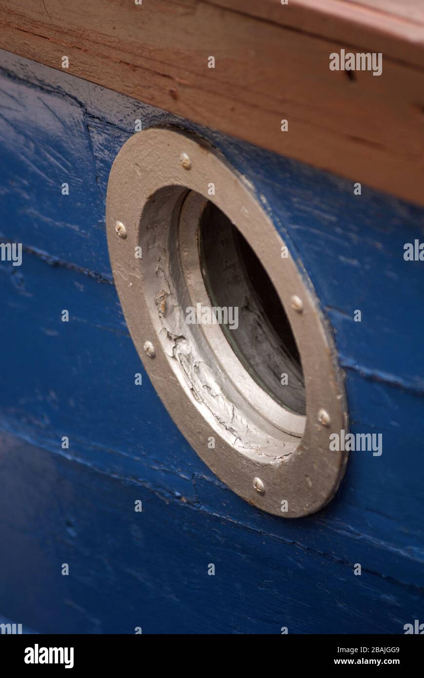Porthole di una casa galleggiante ormeggiata sul fiume Ouse, York Foto Stock