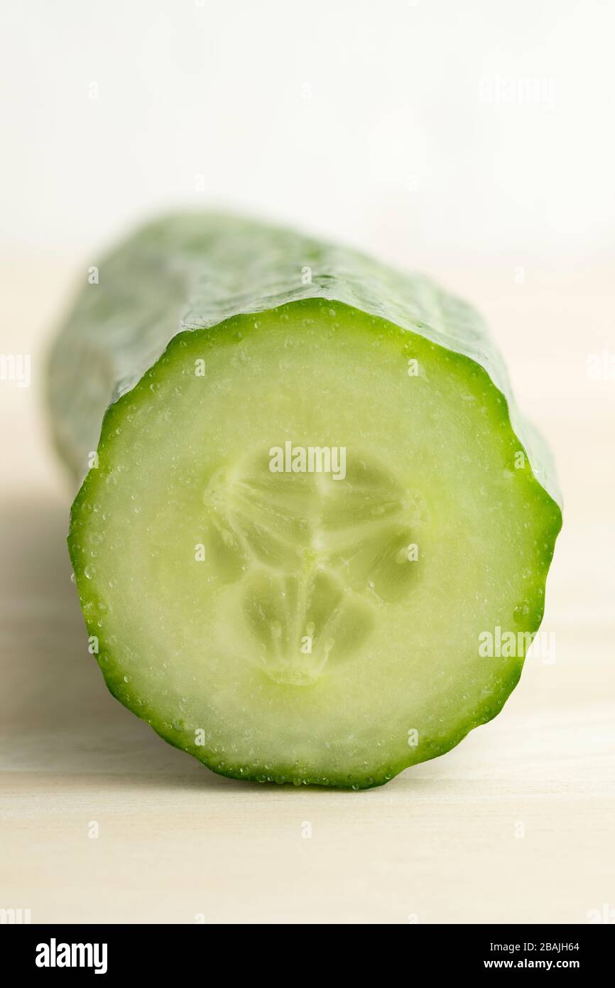 Cetriolo fresco dimezzato con seme vicino Foto Stock