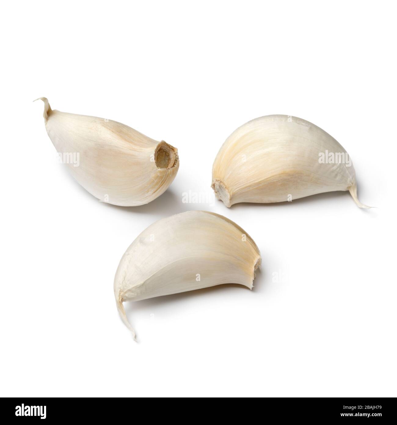 Guanti d'aglio freschi e interi isolati su sfondo bianco Foto Stock