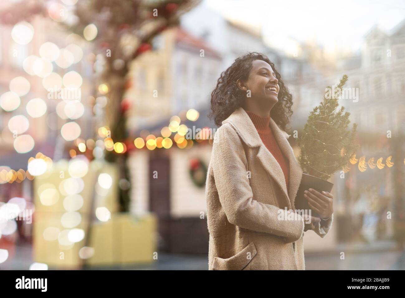 Bella giovane donna divertirsi sul mercatino di Natale Foto Stock