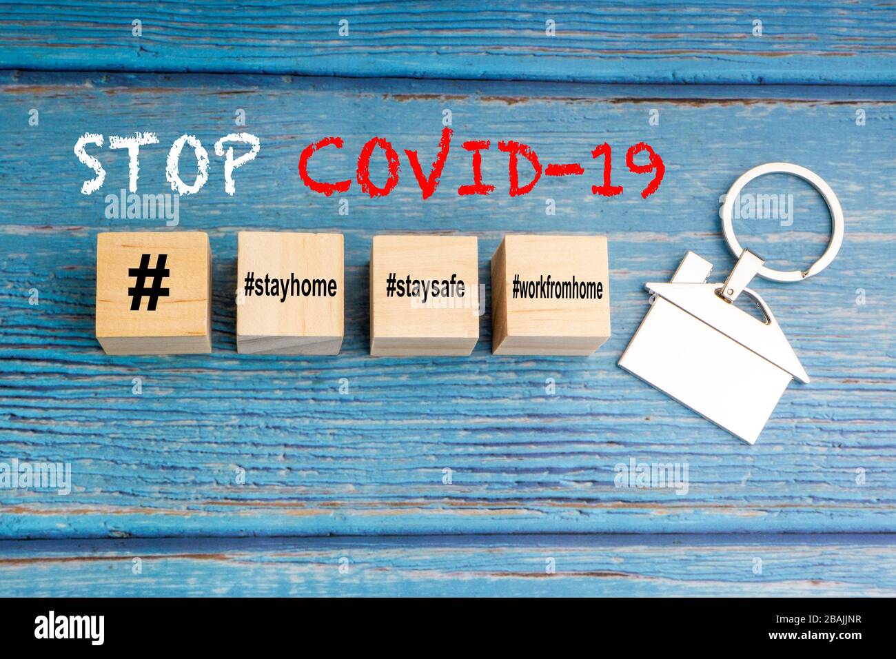 Concept image un blocco di legno e parola - WFH ( LAVORO DA CASA, SOGGIORNO A CASA e STARE AL SICURO su sfondo di legno. Coronavirus e concetto Covid19 Foto Stock