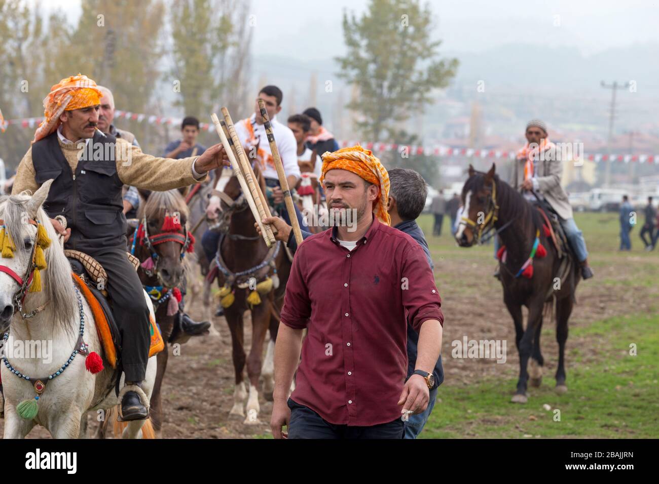 Sindirgi, Balikesir/Turkey - 15/11/2015: Partita di giavellotto turco durante il Festival della cultura Etnospor Foto Stock