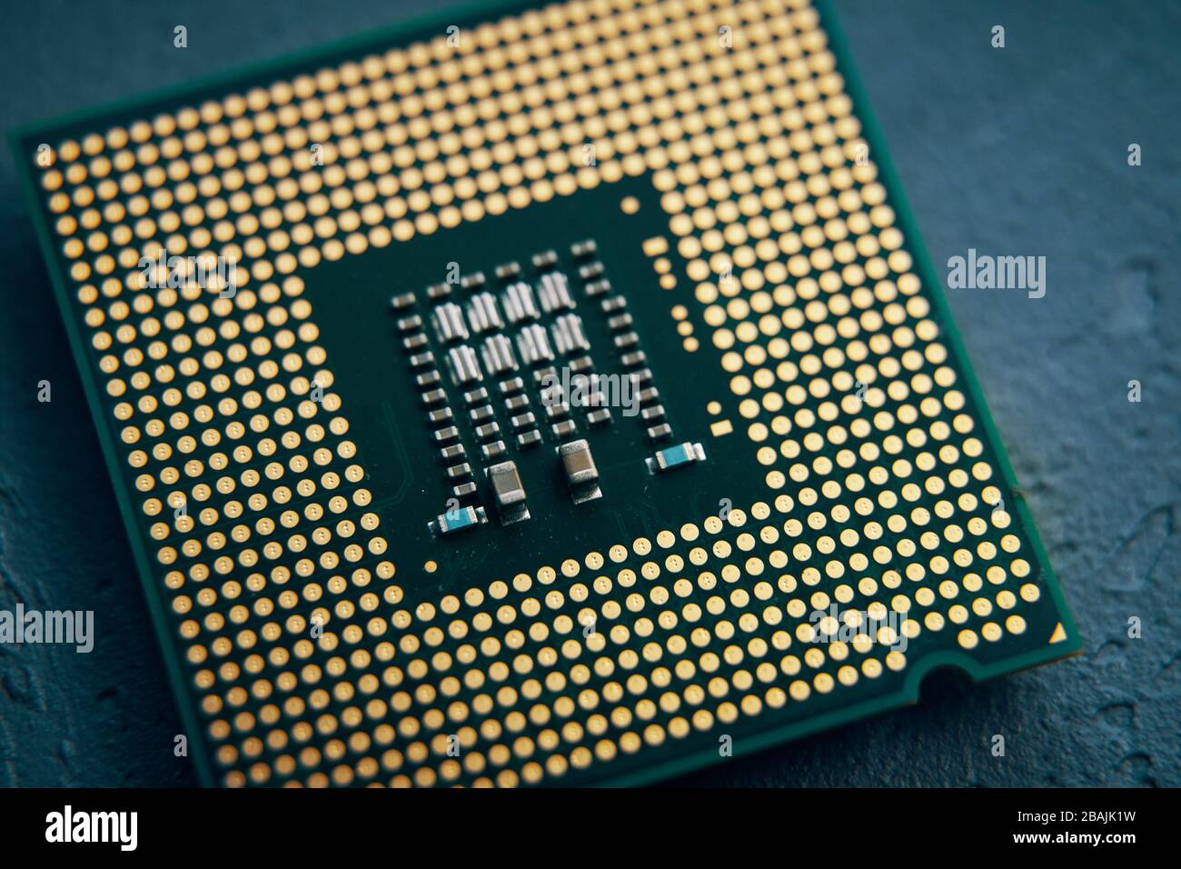 Chip per computer. Chip digitale della scheda madre. Il concetto di hacking e vulnerabilità Foto Stock