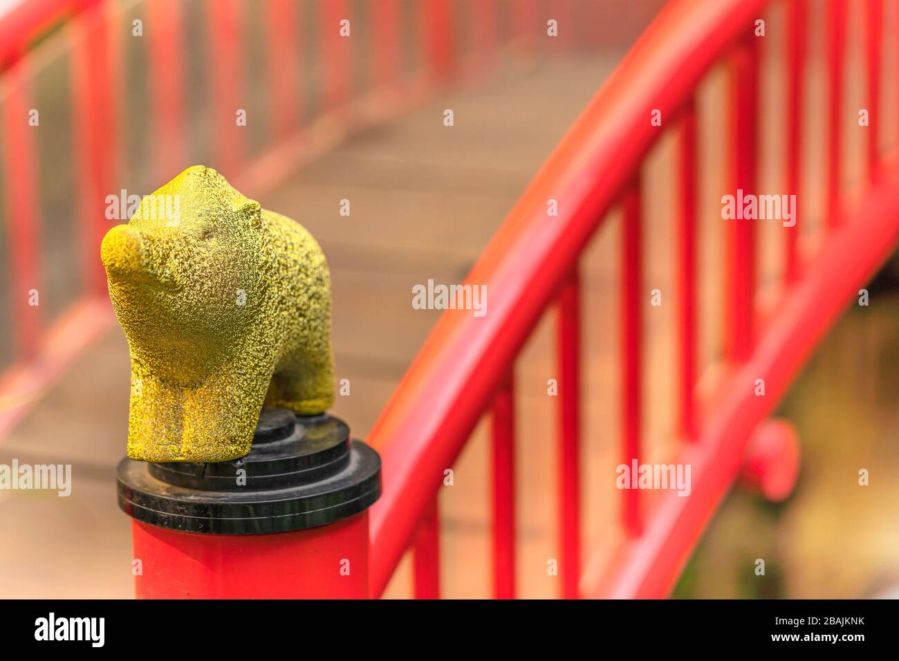 tokyo, giappone - 02 marzo 2020: Un cinghiale dorato adornato sulla balaustra del ponte di Taikobashi sopra lo stagno di Shinji-in al tempio di Shinjo-in situato in Foto Stock