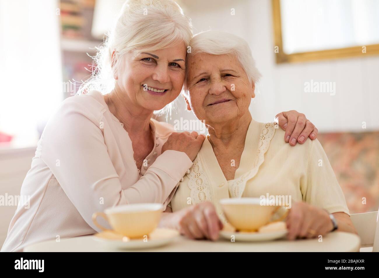 Donna anziana che trascorre del tempo di qualità con sua figlia Foto Stock
