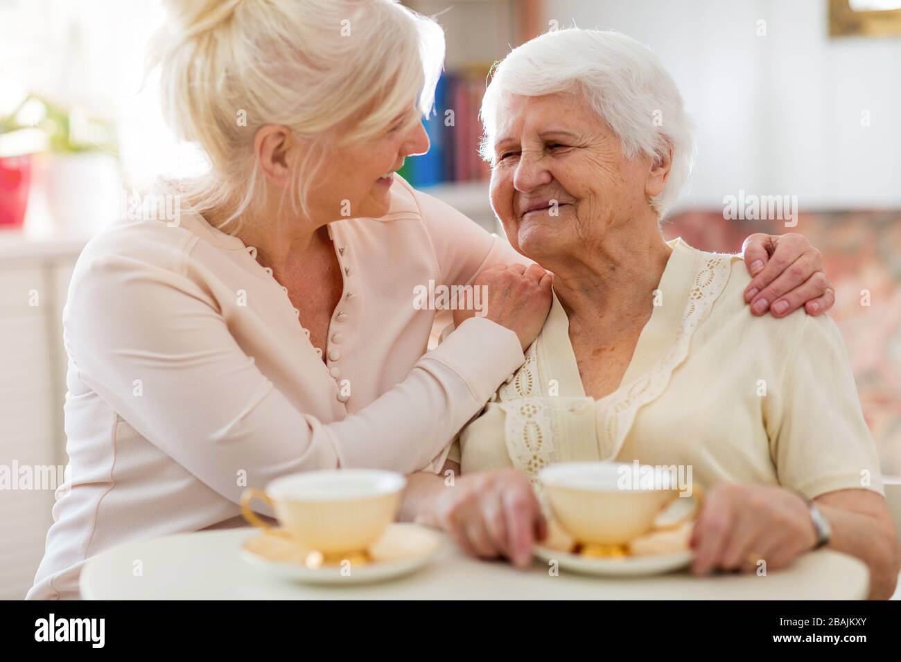 Donna anziana che trascorre del tempo di qualità con sua figlia Foto Stock