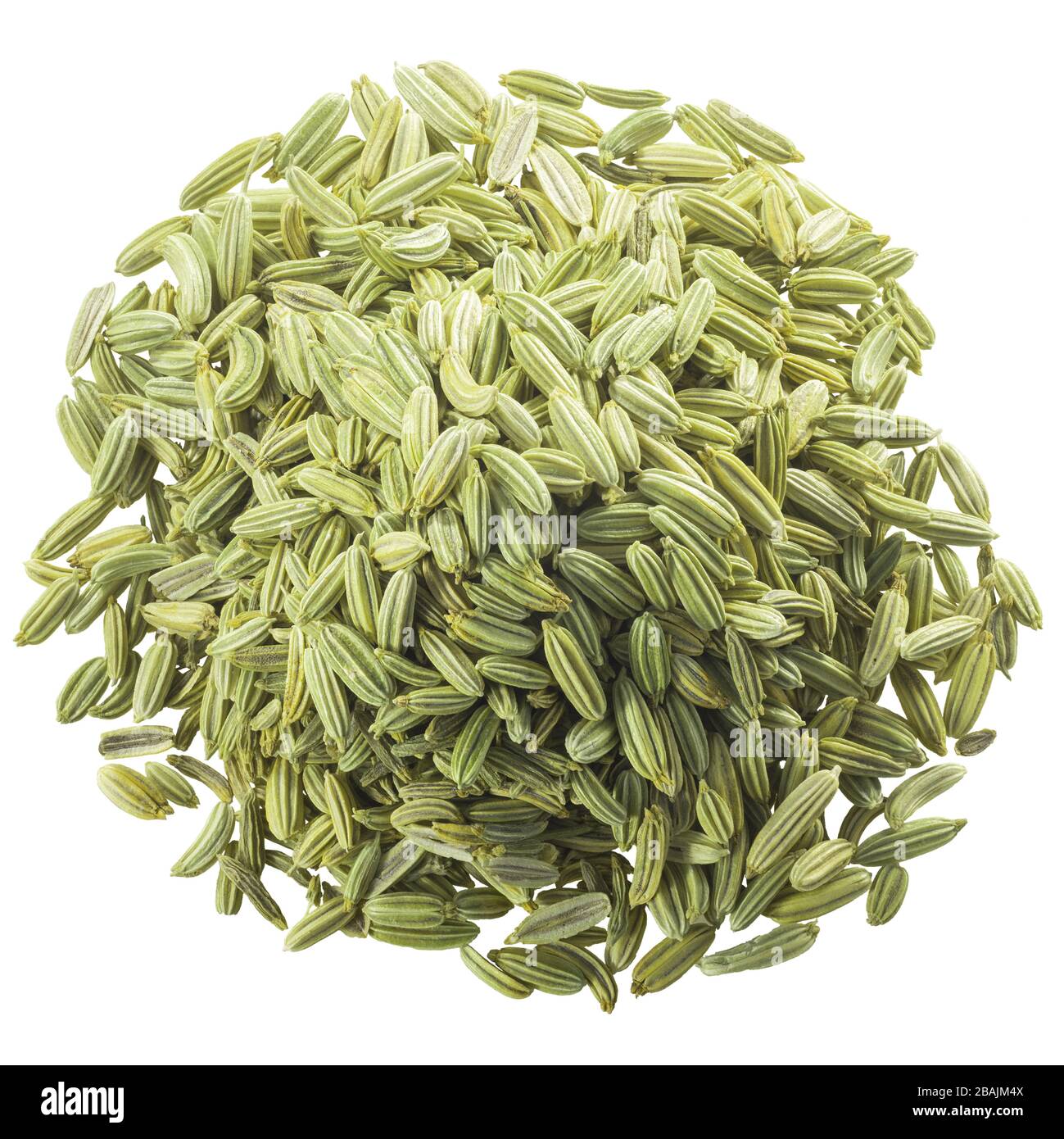 Mucchio di semi di finocchio essiccati (frutti di Foeniculum vulgare), isolati, vista dall'alto Foto Stock