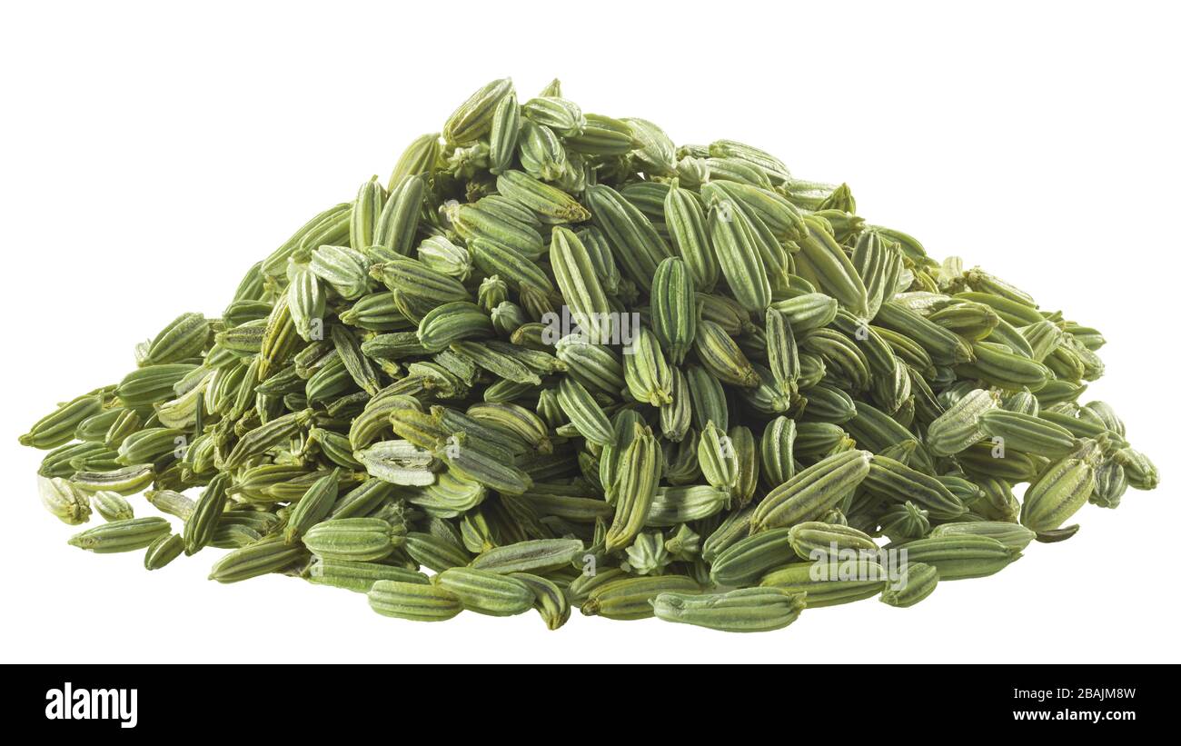 Mucchio di semi di finocchio essiccati (frutti di Foeniculum vulgare), isolati Foto Stock