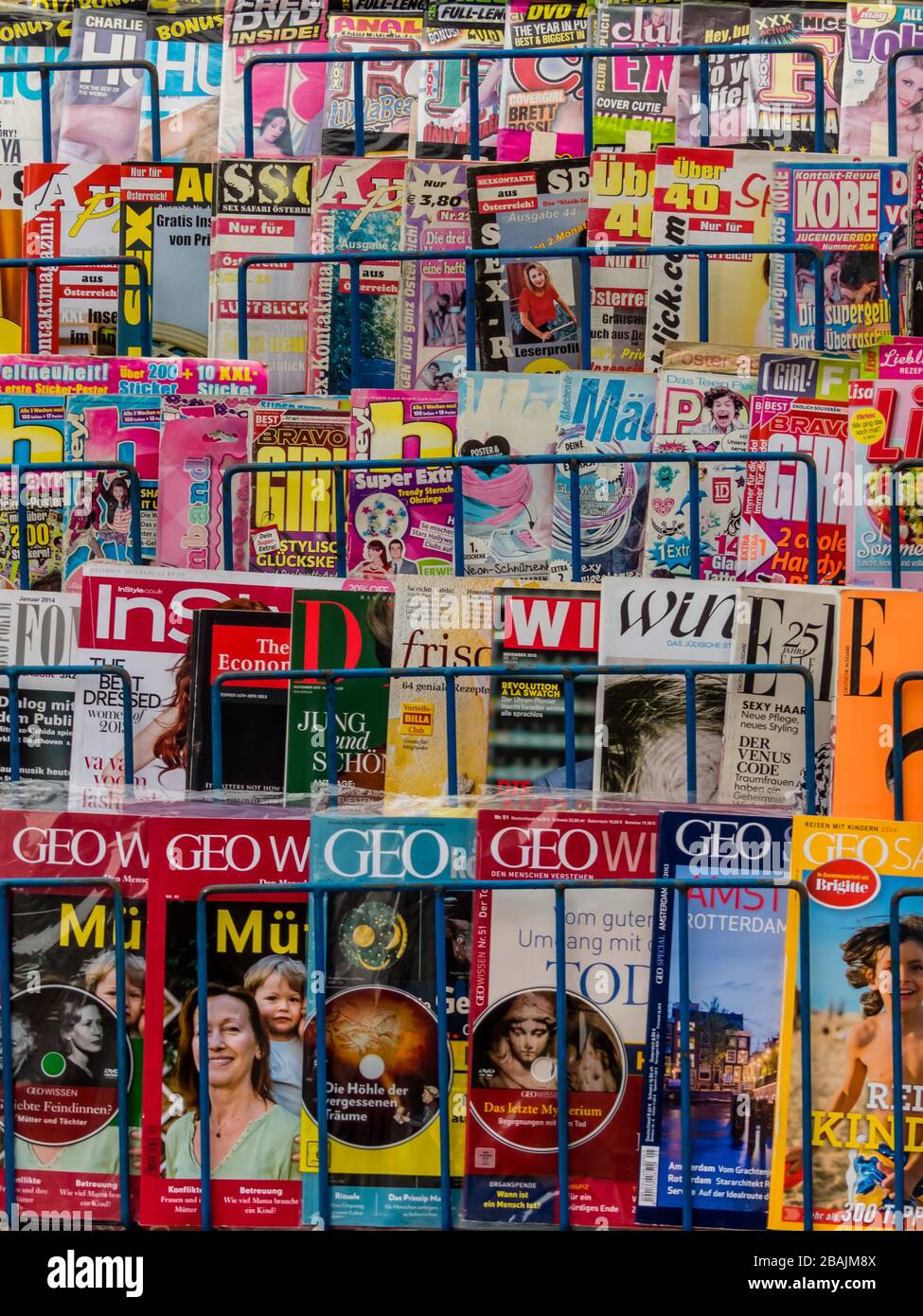 Verschiedene bunte Zeitschriften und Magazine an einem Kiosk zum Verkauf Foto Stock