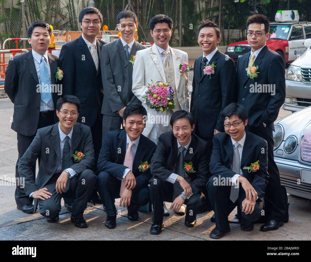 Sposo e amici pre matrimonio in strada, Hong Kong matrimonio, Hong Kong SAR Foto Stock