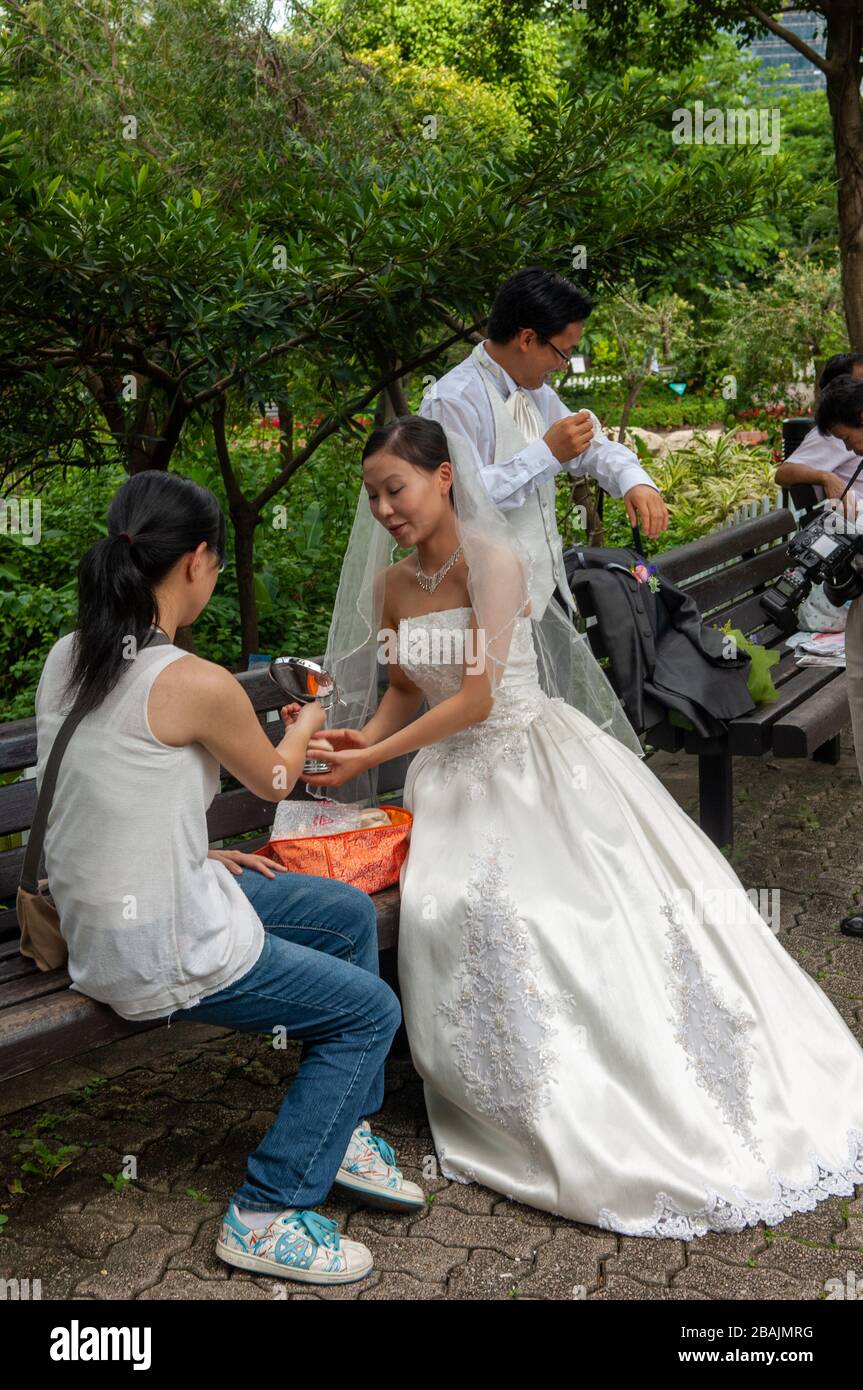 Sposa ottenere un trucco in su durante la fotografia a Hong Kong Park, Hong Kong, Cina Foto Stock