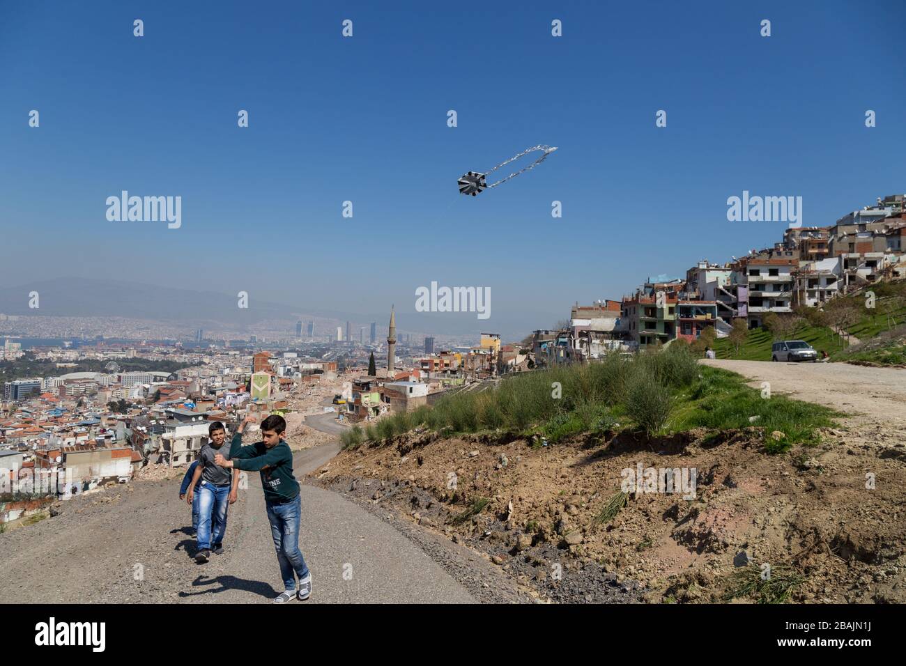 A Kadifekale, che si trova nel centro di Smirne, alcune case sono state demolite nel campo del progetto di trasformazione urbana. Foto Stock