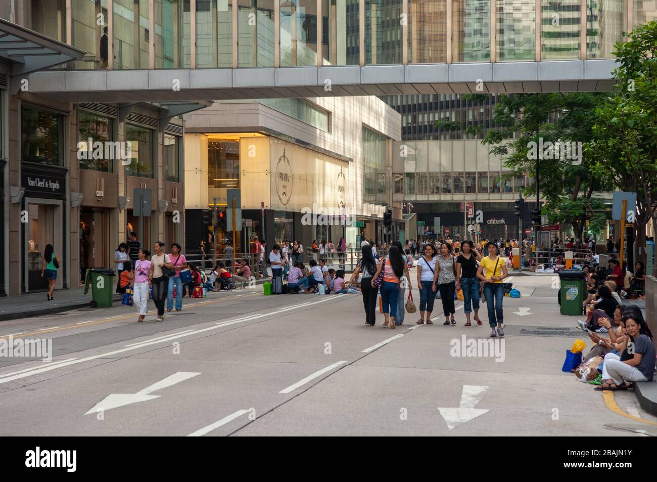 I lavoratori stranieri, durante la giornata, rendono la zona centrale di Hong Kong molto affollata. Foto Stock