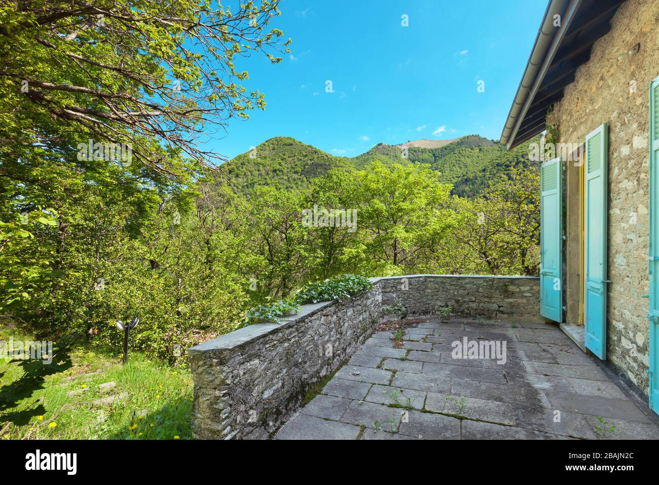 casa di campagna nei boschi, all'esterno, vista terrazza Foto Stock