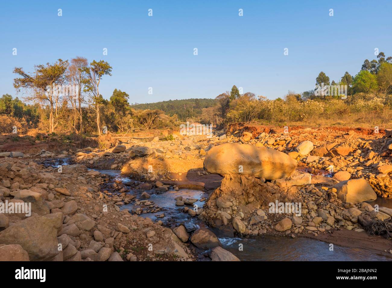 Un fiume di macigno in seguito al ciclone Idai, Chimanimani Zimbabwe. Foto Stock