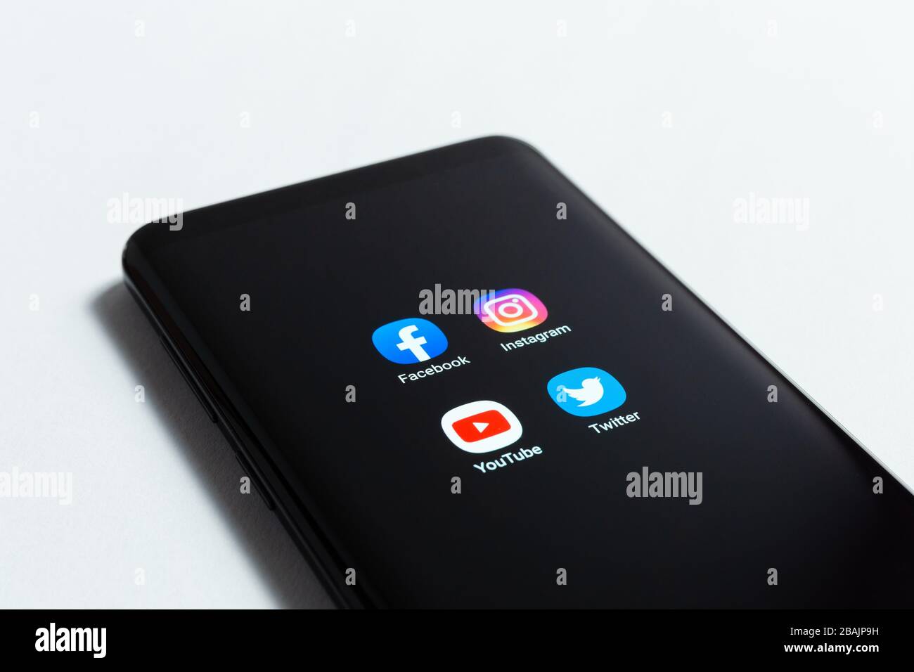 Funchal, Portogallo - Marzo 2020: Icone di applicazioni social media contemporanee su uno schermo nero moderno dello smartphone Foto Stock