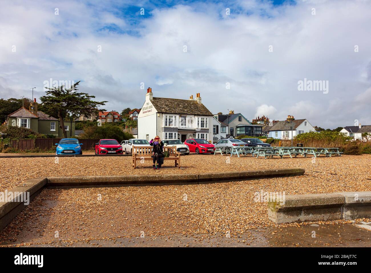 L'attraente spiaggia di Kingsdown, tra Deal e dover con vista sul canale e un piccolo pub, Kent, Regno Unito Foto Stock