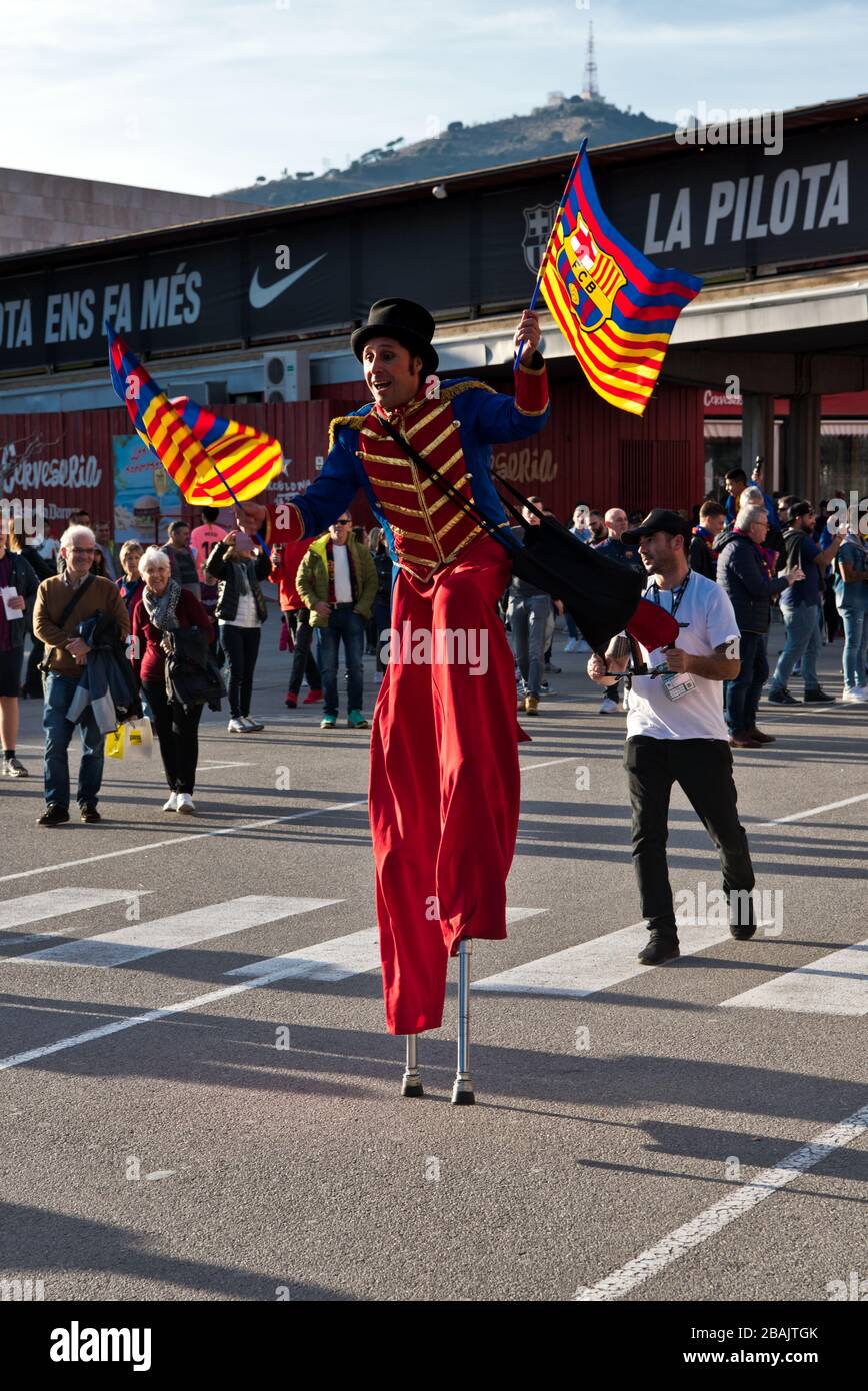 Artisti di fronte al Camp nou, poco prima della partita di calcio, FC Barcelona Foto Stock