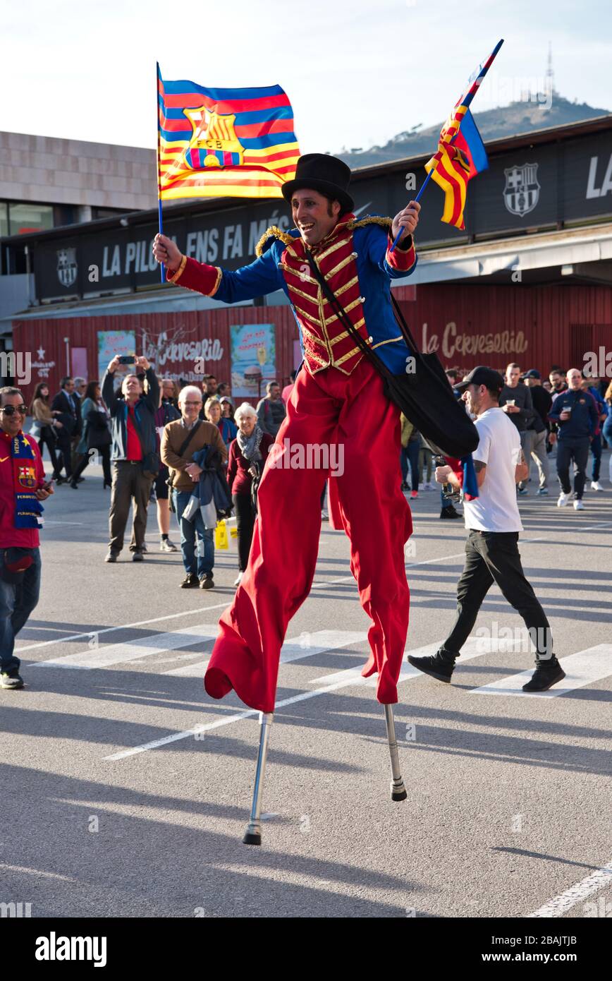 Artisti di fronte al Camp nou, poco prima della partita di calcio, FC Barcelona Foto Stock