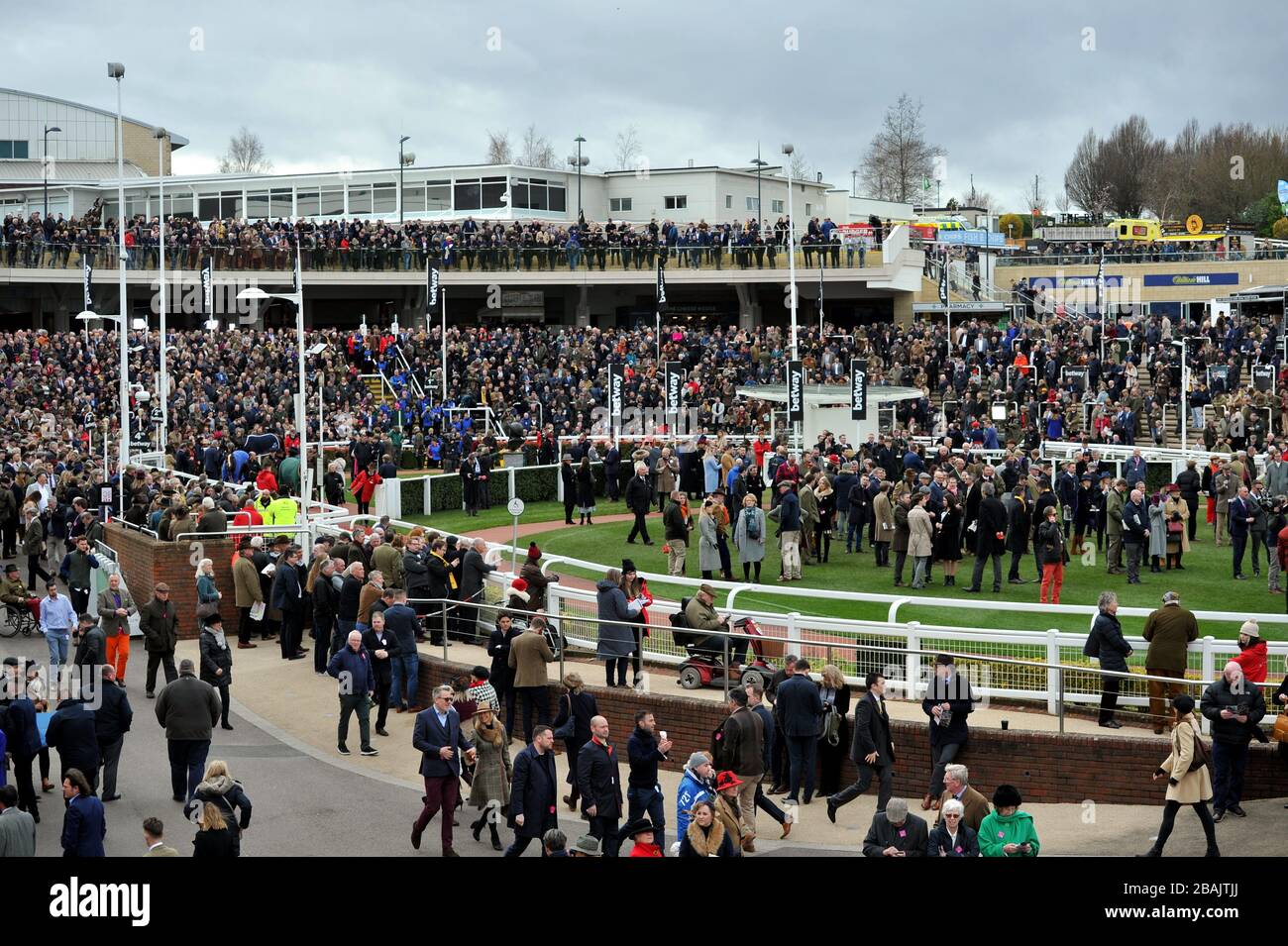 Le folle si riuniscono all'ippodromo di Cheltenham per il Festival delle corse, uno degli ultimi grandi incontri pubblici sotto la nube di coronavirus covid-19 Foto Stock