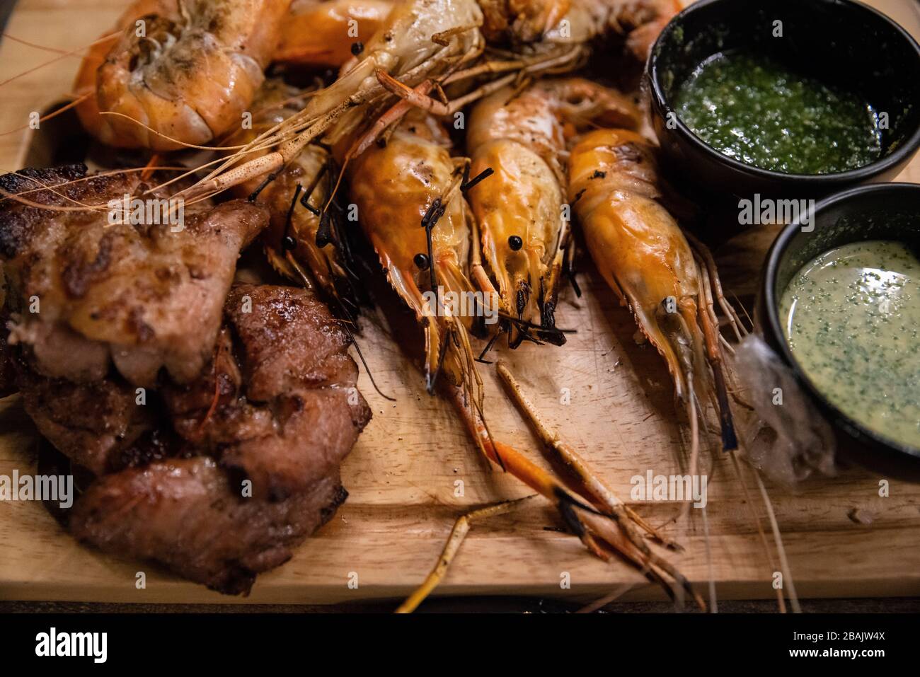 Deliziosi gamberi e frutti di mare alla griglia Foto Stock