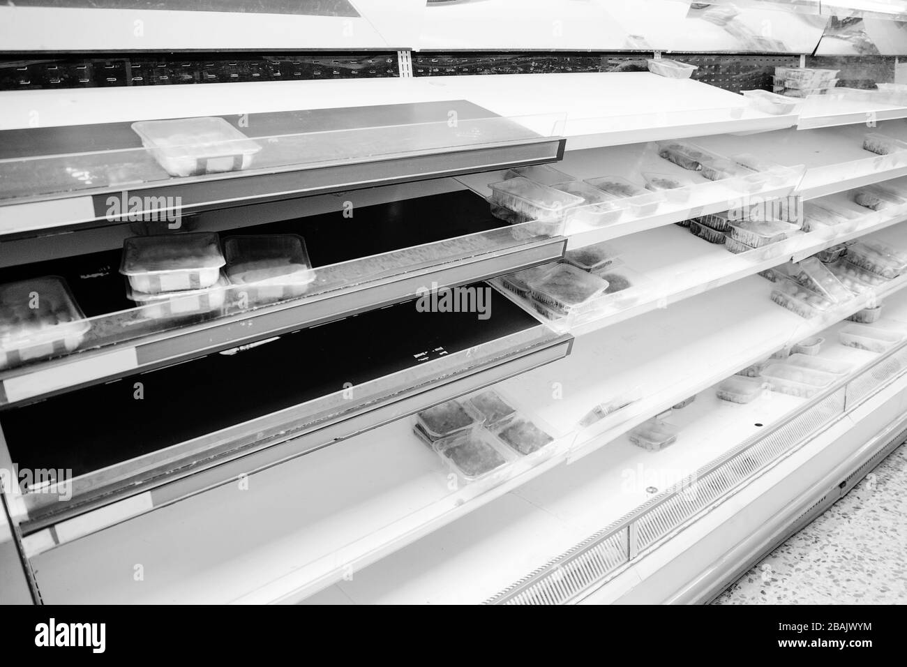grande supermercato che vende fuori del cibo lungo la corsia della carne Foto Stock