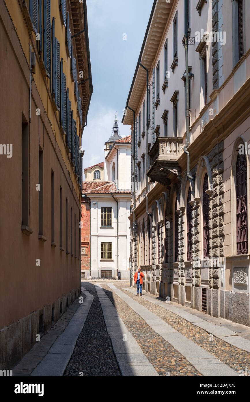 Vista lungo la strada nel centro storico di Pavia, regione Lombardia in Italia Foto Stock