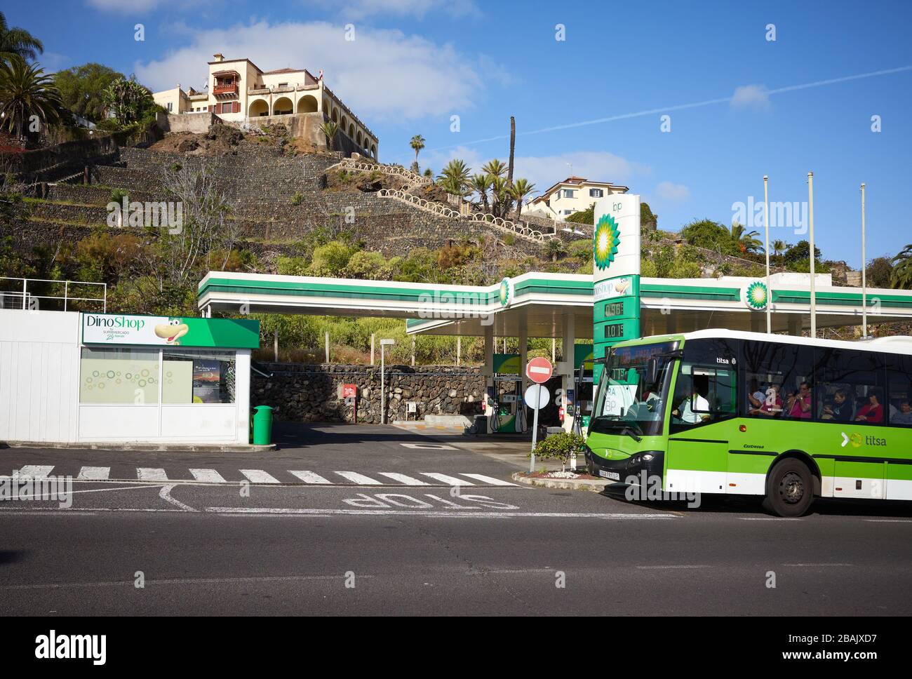 Puerto de la Cruz, Tenerife, Spagna - 29 marzo 2019: Autobus che passa per la stazione di servizio BP a Botanico Road. Foto Stock