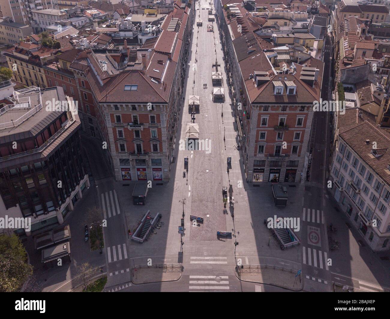 Milano, Italia. 28 Marzo 2020. Il drone di Milano riprende le strade e le piazze deserte a causa della quarantena per il Coronavirus COVID19, scatto panoramico di Via Dante (Davide Salerno/Fotogramma, Milano - 2020-03-28) p.s. la foto e' utilizzabile nel rispetto del contesto in cui e' stata vista, E senza intenzione diffamatorio del decore delle persone rappresentate Credit: Independent Photo Agency Srl/Alamy Live News Foto Stock