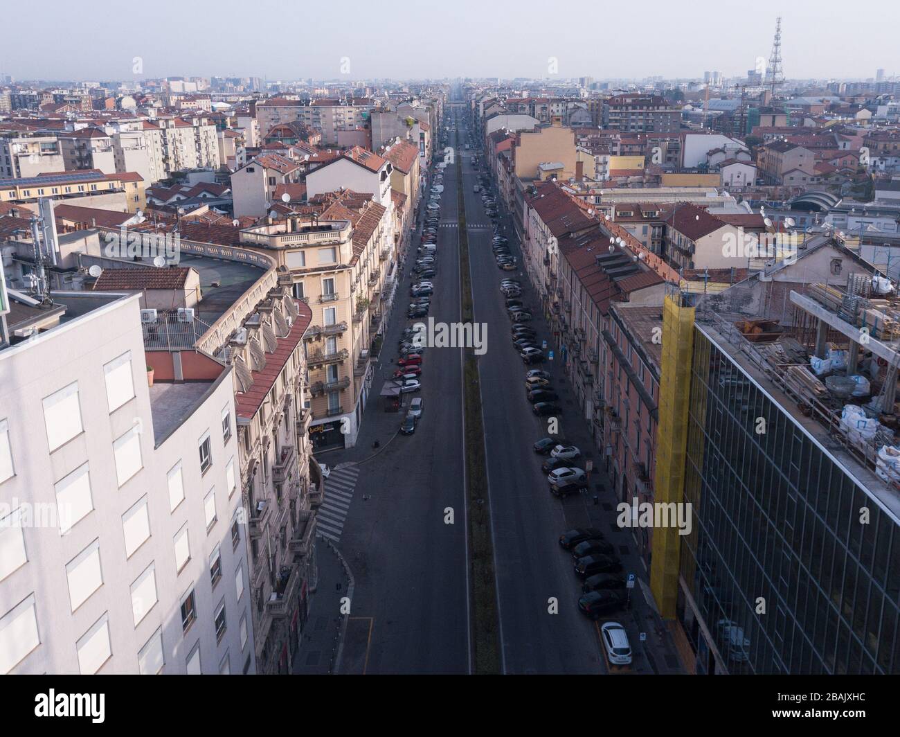 Milano, Italia. 28 Marzo 2020. Il drone di Milano riprende le strade e le piazze deserte a causa della quarantena per il Coronavirus COVID19, scatto panoramico di Viale Monza (Davide Salerno/Fotogramma, Milano - 2020-03-28) p.s. la foto e' utilizzabile nel rispetto del contesto in cui e' stata vista, E senza intenzione diffamatorio del decore delle persone rappresentate Credit: Independent Photo Agency Srl/Alamy Live News Foto Stock