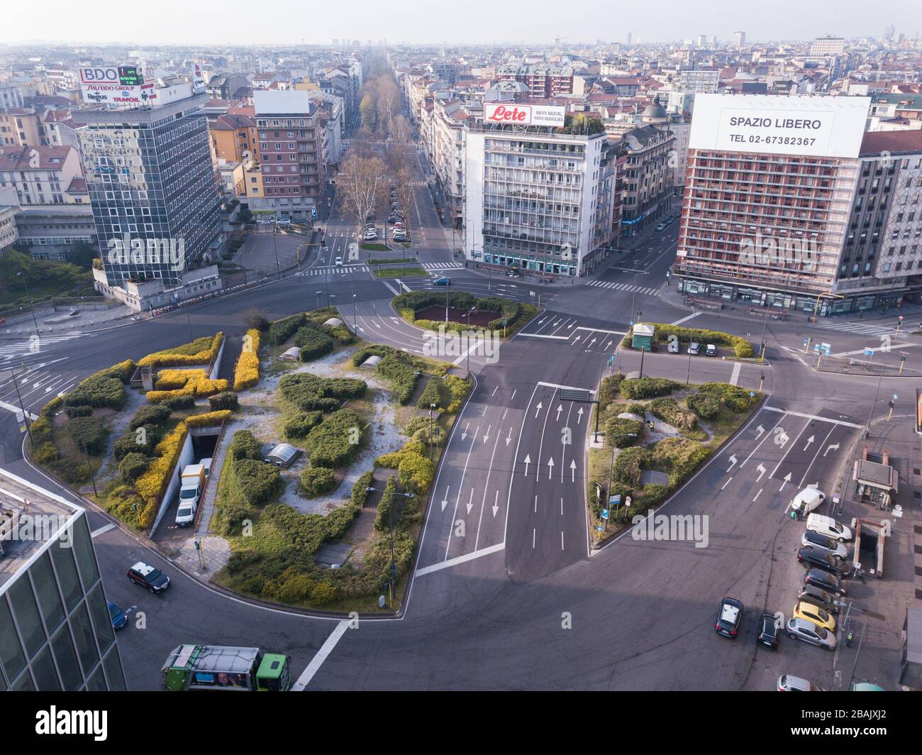 Milano, Italia. 28 Marzo 2020. Il drone di Milano riprende le strade e le piazze deserte per la quarantena del Coronavirus COVID19, scatto panoramico di Piazzale Loreto (Davide Salerno/Fotogramma, Milano - 2020-03-28) p.s. la foto e' utilizzabile nel rispetto del contesto in cui e' stata vista, E senza intenzione diffamatorio del decore delle persone rappresentate Credit: Independent Photo Agency Srl/Alamy Live News Foto Stock