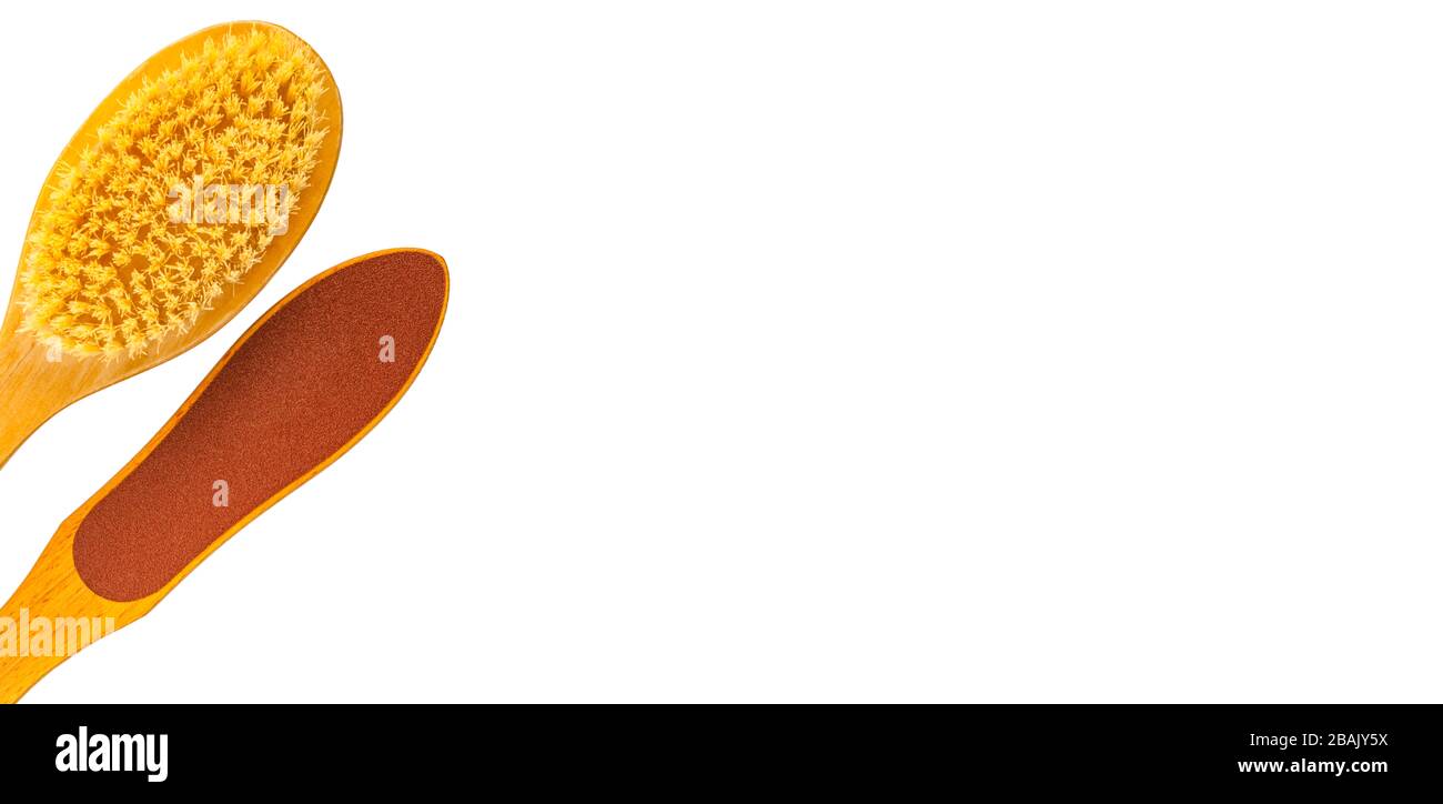 Peeling piedi pedicure grattugia e corpo secco spazzola massaggio isolato su bianco. Concetto di cura del trattamento Foto Stock