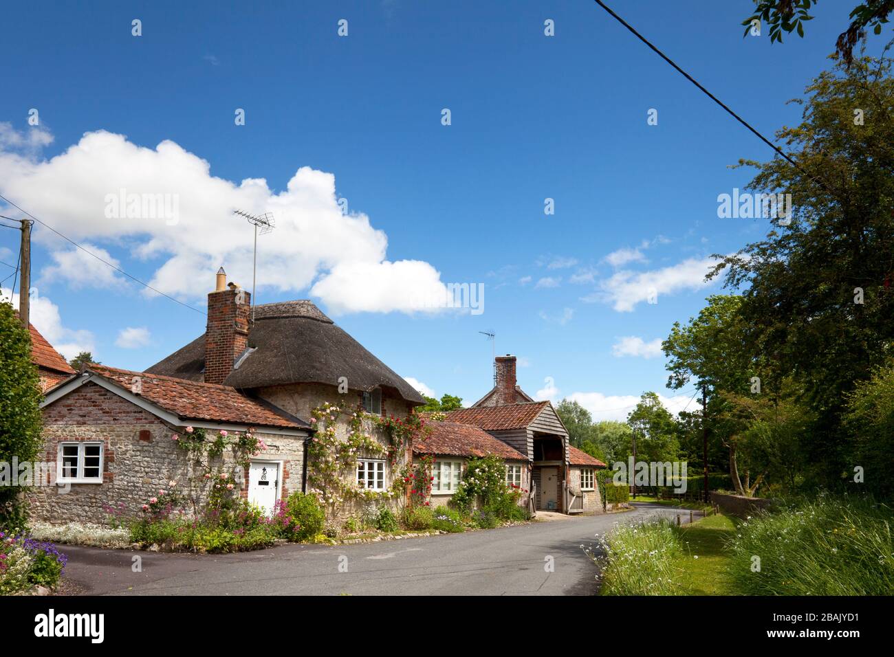 Cottages in Duck Street nel villaggio di Sutton Veny, Wiltshire. Foto Stock