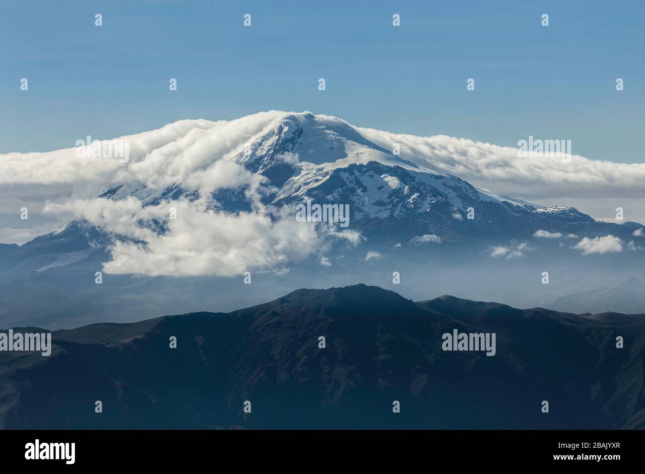 Vulcano Cayambe dal vulcano Cotacachi, Otavalo, Ecuador Foto Stock