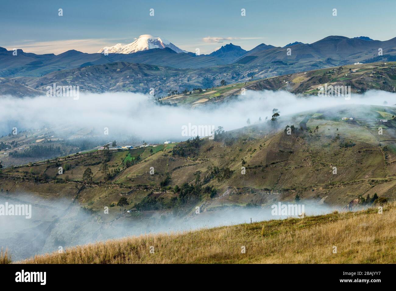 Patchwork di campi di fronte al Vulcano Chimborazo attraverso Valle Latacunga, Ecuador Foto Stock